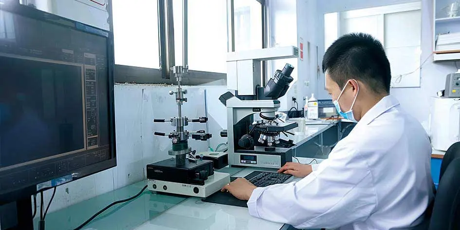 موظفو البحث والتطوير في المختبر