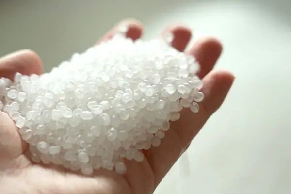 материал полипропиленовая смола в руках